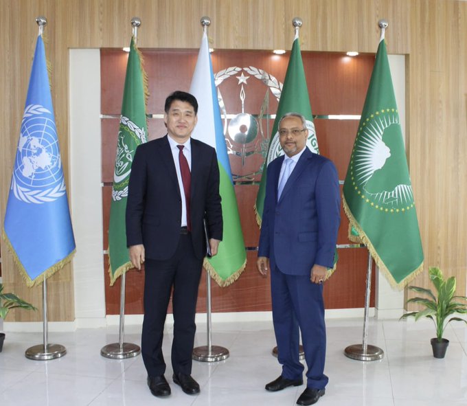 Le Ministre des Affaires Étrangères et de la Coopération Internationale, S.E M  Abdoulkader Houssein Omar a recu aujourdhui S.E.M Jung Kang, Ambassadeur de la République de Corée auprès de la République de Djibouti en visite de travail.