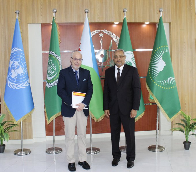 Le Ministre des Affaires Etrangères et de la Coopération Internationale, S.E.M Abdoulkader Houssein Omar a reçu aujourd’hui S.E M. Guillermo Lopez Mac-Lellan , Ambassadeur non-résident du Royaume d’Espagne auprès de la République de Djibouti, en visite de