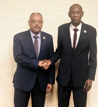 Le Ministre des Affaires Étrangères et de la Coopération Internationale, S.E.M Abdoulkader Houssein Omar, s’est entretenu aujourd’hui avec son homologue de la République du Sénégal, S.E.M. Cheikh Niang.