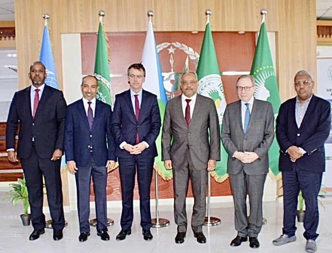 Le Ministre des Affaires Étrangères et de la Coopération Internationale S.E M Abdoulkader Houssein Omar a reçu hier Monsieur Jacques De Lajugie et M.Simon Mibrathu, co-coordinateurs du projet de construction du nouvel aéroport. 