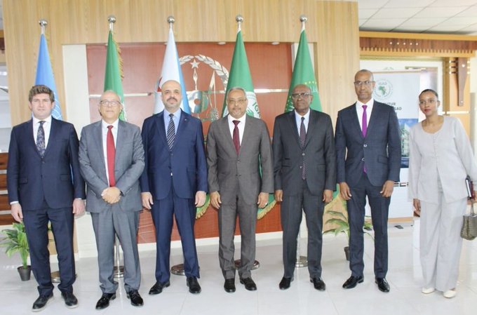 Le Ministre des Affaires Étrangères et de la Coopération Internationale, S.E M. Abdoulkader Houssein Omar a recu aujourdhui en visite de courtoisie une délégation turque de l’Université de DEHUKAM actuellement à Djibouti 