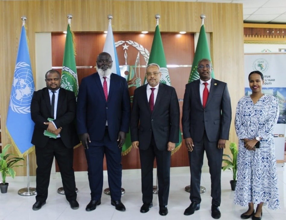 Le Ministre des Affaires étrangères et de la Coopération internationale, S.E.M Abdoulkader Houssein Omar, a reçu aujourd’hui l’Ambassadeur El-Hadj Ibrahima Diène , Représentant spécial du Président de la Commission de l’Union africaine pour la Somalie 