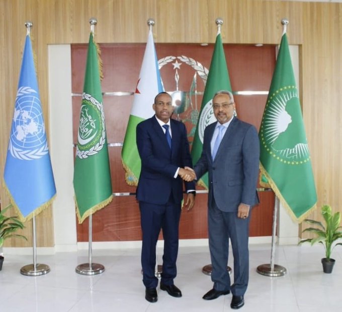 Le Ministre des Affaires étrangères et de la Coopération Internationale et Président du Conseil des Ministres de l’IGAD, S.E.M. Abdoulkader Houssein Omar a reçu aujourd’hui S.E. l’Ambassadeur Moussa Djama Ali, Envoyé spécial de l’IGAD pour le Soudan du Su
