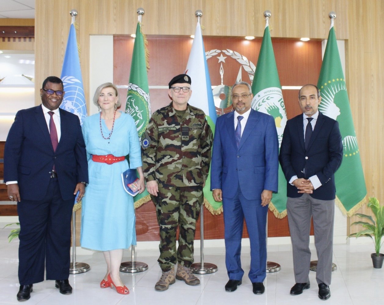 Le Ministre des Affaires étrangères et de la Coopération Internationale, S.E Monsieur Abdoulkader Houssein Omar a reçu cet après-midi, le Général Sean Clancy, Président du Comité Militaire de l’Union européenne , actuellement en mission de travail à Djibo