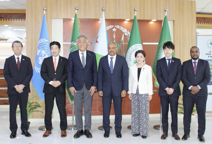 Le Ministre des Affaires Etrangères et de la Coopération Internationale S.E.M Abdoulkader Houssein Omar a reçu aujourd’hui une délégation de parlementaires japonais conduite par l'Honorable IKUINA Akiko, en visite de courtoisie.