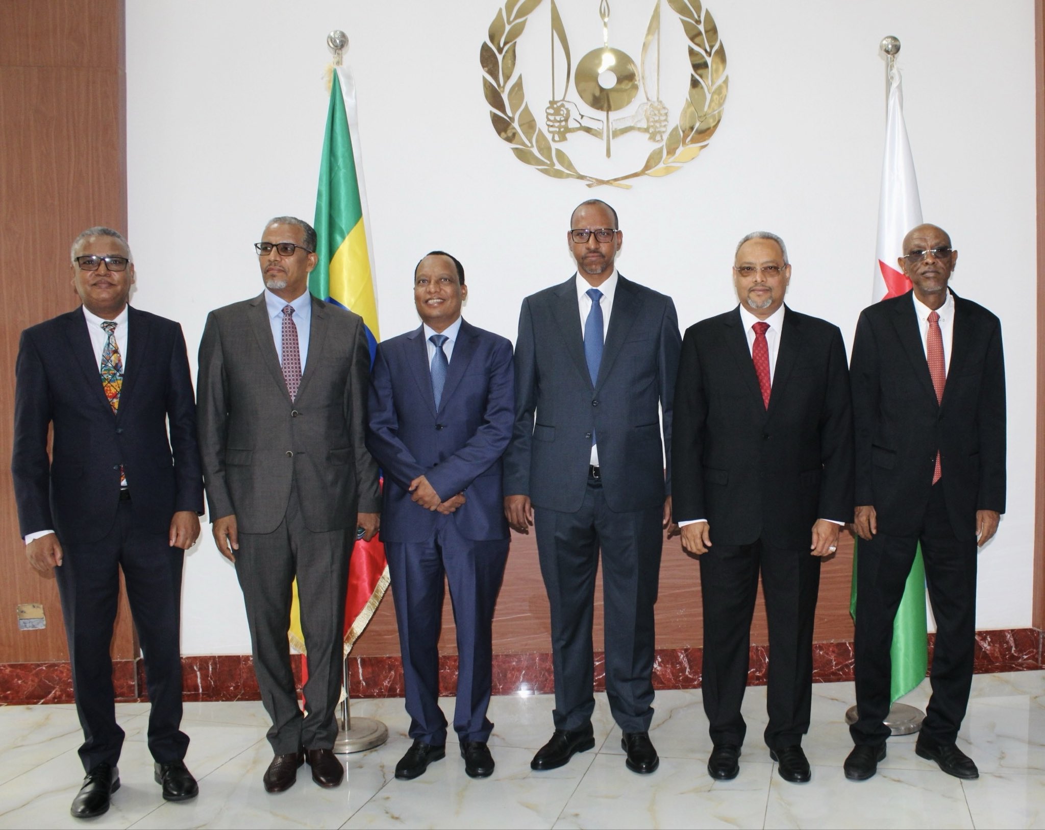 Le Ministre des Affaires Étrangères et de la Coopération Internationale S.E.M Abdoulkader Houssein Omar a reçu hier jeudi 18 décembre 2025, S.E M.Adem Farah Vice-président du Parti de la Prospérité de la République Fédérale Démocratique d’Ethiopie