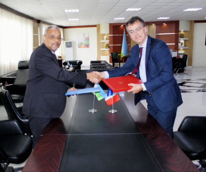Le Ministre des Affaires Étrangères et de la Coopération Internationale, S.E M.Abdoulkader Houssein Omar et S.E M Jérôme Bresson, Ambassadeur de France auprès de la République de Djibouti ont procédé à la signature de deux importantes conventions à savoir