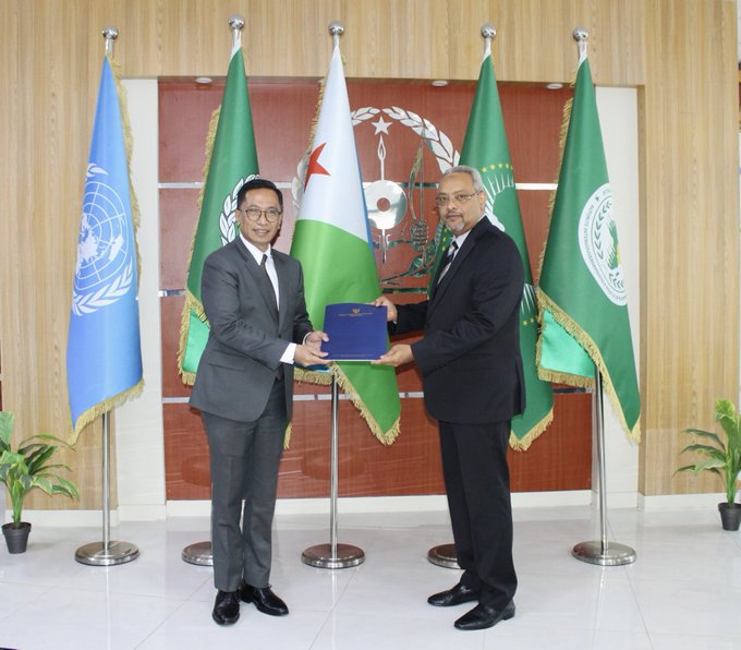 Le Ministre des Affaires Etrangères et de la Coopération Internationale, S.E.M Abdoulkader Houssein Omar a reçu aujourd’hui 15 décembre 2025,  les copies figurées des lettres de créance de S.E M. Faizal Chery Sidharta, Ambassadeur non-résident de la Répub