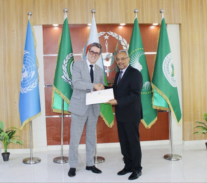 Le Ministre des Affaires Etrangères et de la Coopération Internationale, S.E.M Abdoulkader Houssein Omar a reçu aujourd’hui 14 décembre 2025,  les copies figurées des lettres de créance de S.E M. Nicolas Simard, Ambassadeur non-résident du Canada auprès d