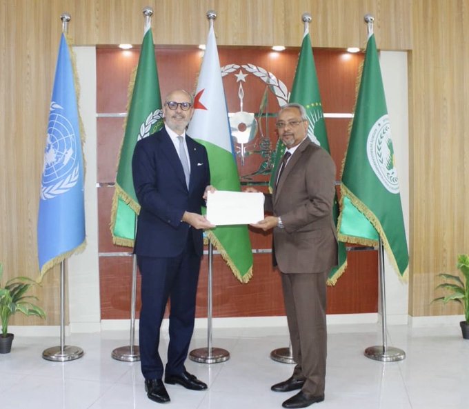 Le Ministre des Affaires Etrangères et de la Coopération Internationale, S.E M Abdoulkader Houssein Omar a reçu aujourd’hui 04 décembre 2025 les copies figurées des lettres de créance de S.E M Sem Fabrizi , nouvel Ambassadeur non-résident d’Italie auprès 
