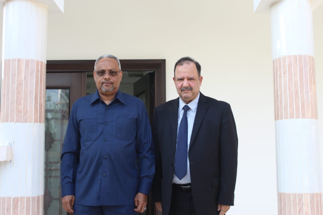 Le Ministre des Affaires étrangères et de la Coopération internationale, S.E.M Abdoulkader Houssein Omar, s’est rendu aujourd’hui à l’Ambassade de la République algérienne démocratique et populaire à Djibouti, où il a signé le livre de condoléances ouvert