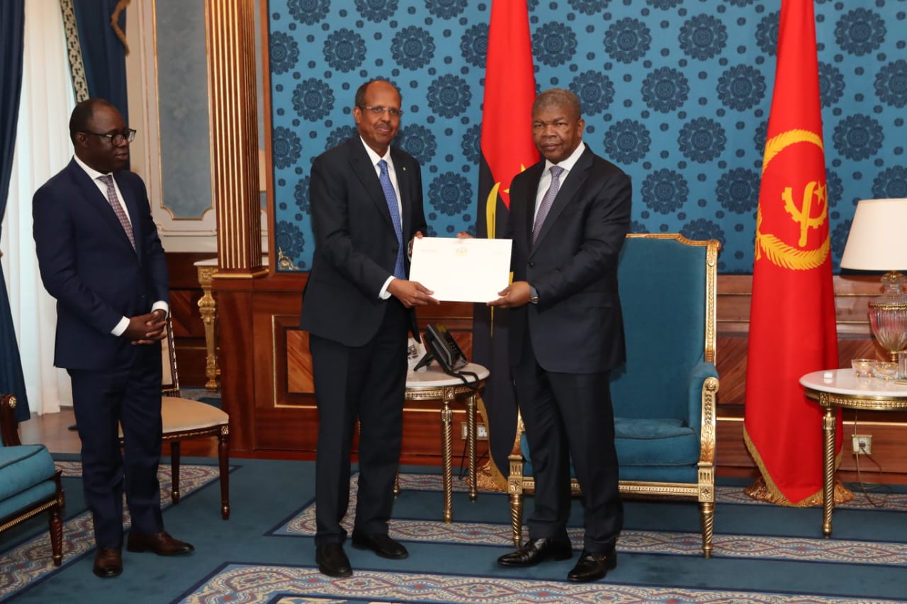 Mahmoud Ali Youssouf en visite en Angola pour renforcer les relations bilatérales et obtenir des soutiens à sa candidature à la présidence de la Commission de l’Union africaine