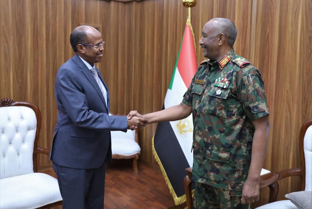 Le Ministre Mahmoud Ali Youssouf reçu à Port-Soudan par le général Abdel Fattah al-Burhan