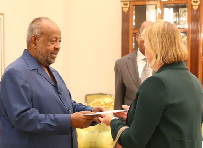 Le Président de la République reçoit les lettres de créances de six nouveaux ambassadeurs