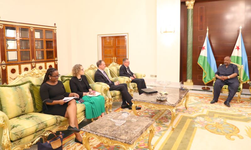 Le Président de la République reçoit l’émissaire spécial des Etats Unis pour la Corne de l’Afrique