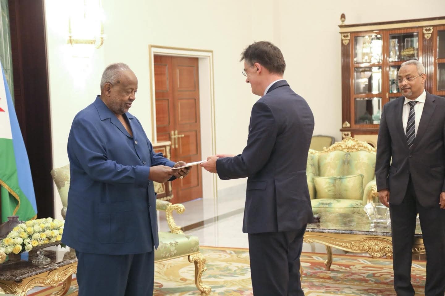 Le Président Guelleh reçoit les lettres de créances de six nouveaux ambassadeurs