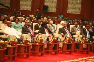 le president ismael omar guelleh prend part a khartoum au soudan, a la cérémonie de signature d'un accord sur le partage du pouvoir entre les parties en conflit au soudan du sud