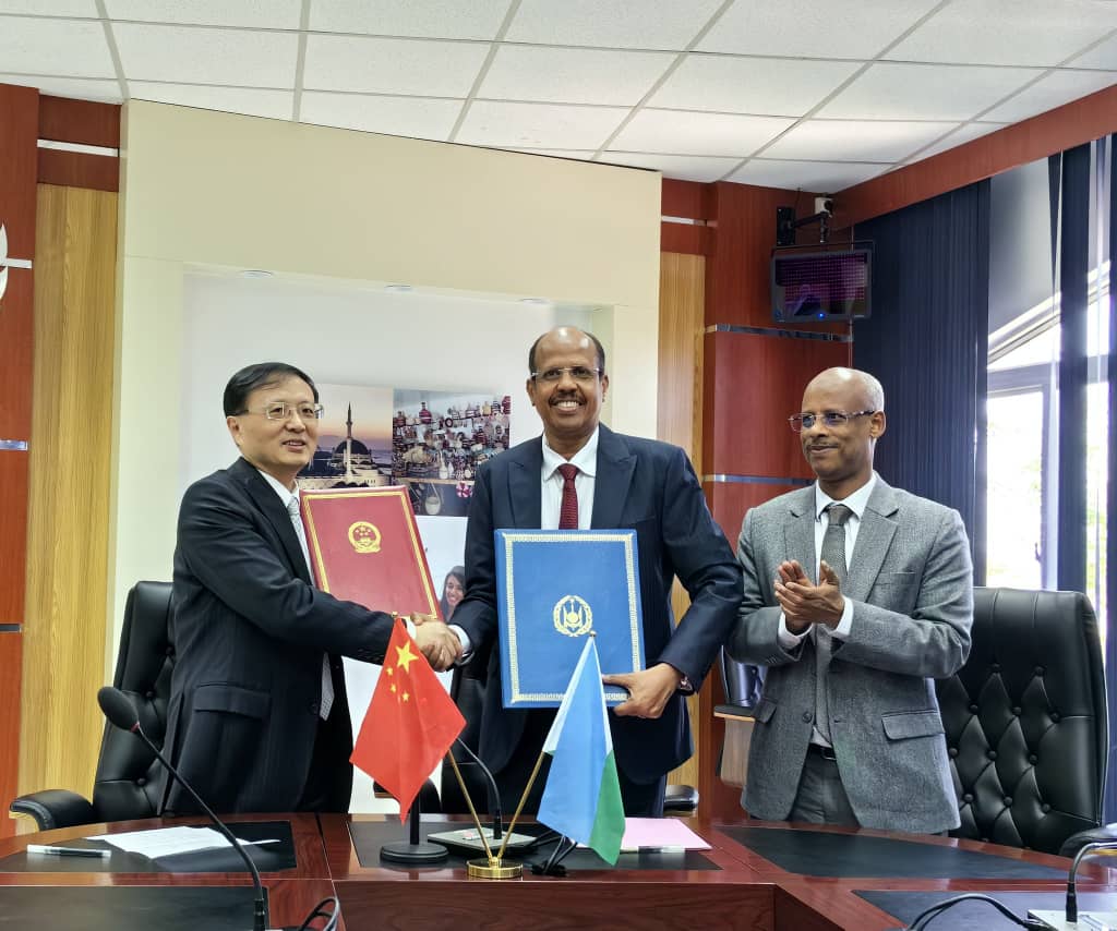 Le chef de la diplomatie djiboutienne et l'ambassadeur de Chine à Djibouti coprésident la cérémonie de signature marquant le renouvellement de la convention pour l'équipe médicale chinoise