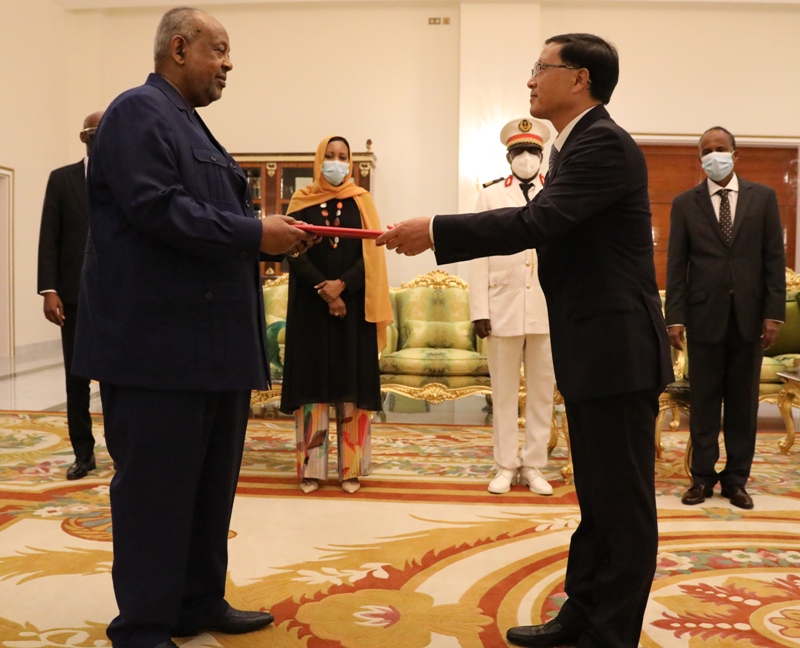 Le Président de la République reçoit les lettres de créances du nouvel Ambassadeur de Chine à Djibouti