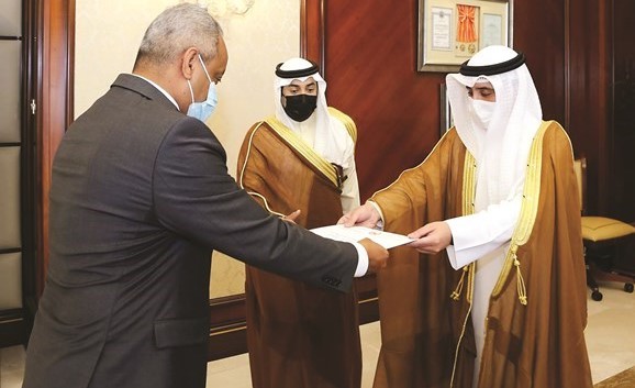 Notre nouvel ambassadeur au Koweït remet la copie figurée de ses lettres de créances au ministre koweitien des Affaires Etrangères