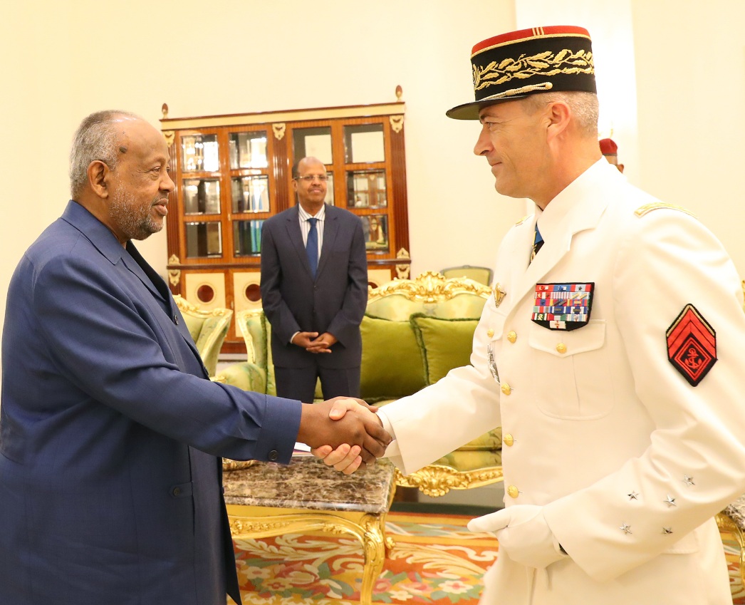 Le Président de la République reçoit le Chef d’Etat-Major des Armées françaises