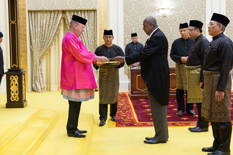 L’ambassadeur Ibrahim présente ses lettres de créance au roi de Malaisie