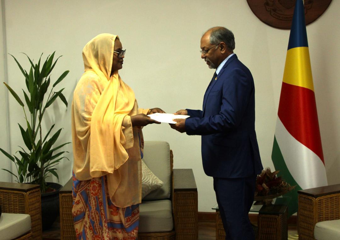 Candidature du chef de la diplomatie djiboutienne à la tête de la Commission de l’UA : Mme Mouna Osman Aden remet un message du président Guelleh à son homologue des Seychelles