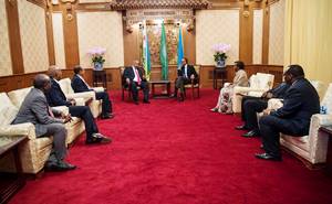 le Président Ismail Omar Guelleh s'entretient à pékin , en chine avec son homologue rwandais