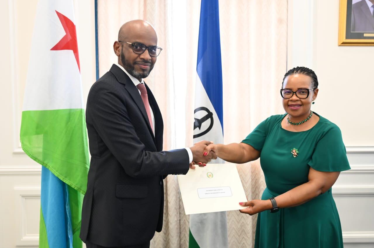 le Ministre de l’Environnement et du Développement Durable, S.E.M. Mohamed Abdoulkader Moussa, a été reçu Première Ministre et Chef de Gouvernement Par Intérim du Royaume du Lesotho.