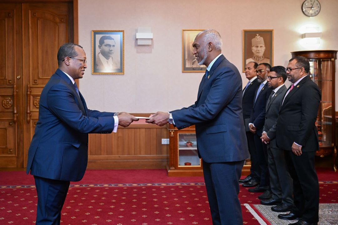 L'ambassadeur de Djibouti aux Maldives présente ses lettres de créances au président Muizzu
