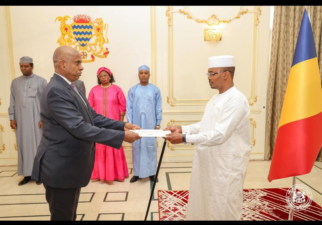 L’ambassadeur djiboutien Abdi Mahamoud Eybe remet ses lettres de créance au président tchadien Mahamat Idriss Déby