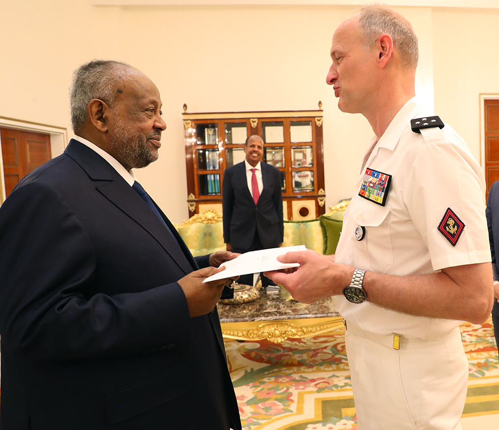 Le Président de la République reçoit un émissaire de son homologue français