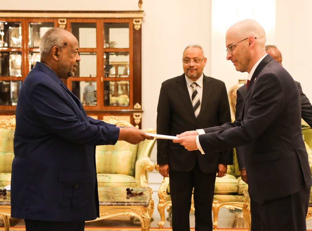 Le Président Guelleh reçoit les Lettres de Créances de 5 nouveaux Ambassadeurs accrédités auprès de notre pays