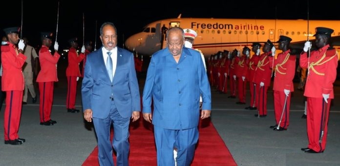 Le Président Guelleh accueille son homologue somalien à l’Aéroport International d’Ambouli