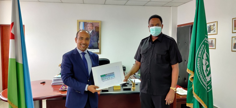 Covid-19 : Le secrétaire exécutif de l’Igad remet au secrétaire général du ministère des Affaires étrangères un chèque de 100 000 USD