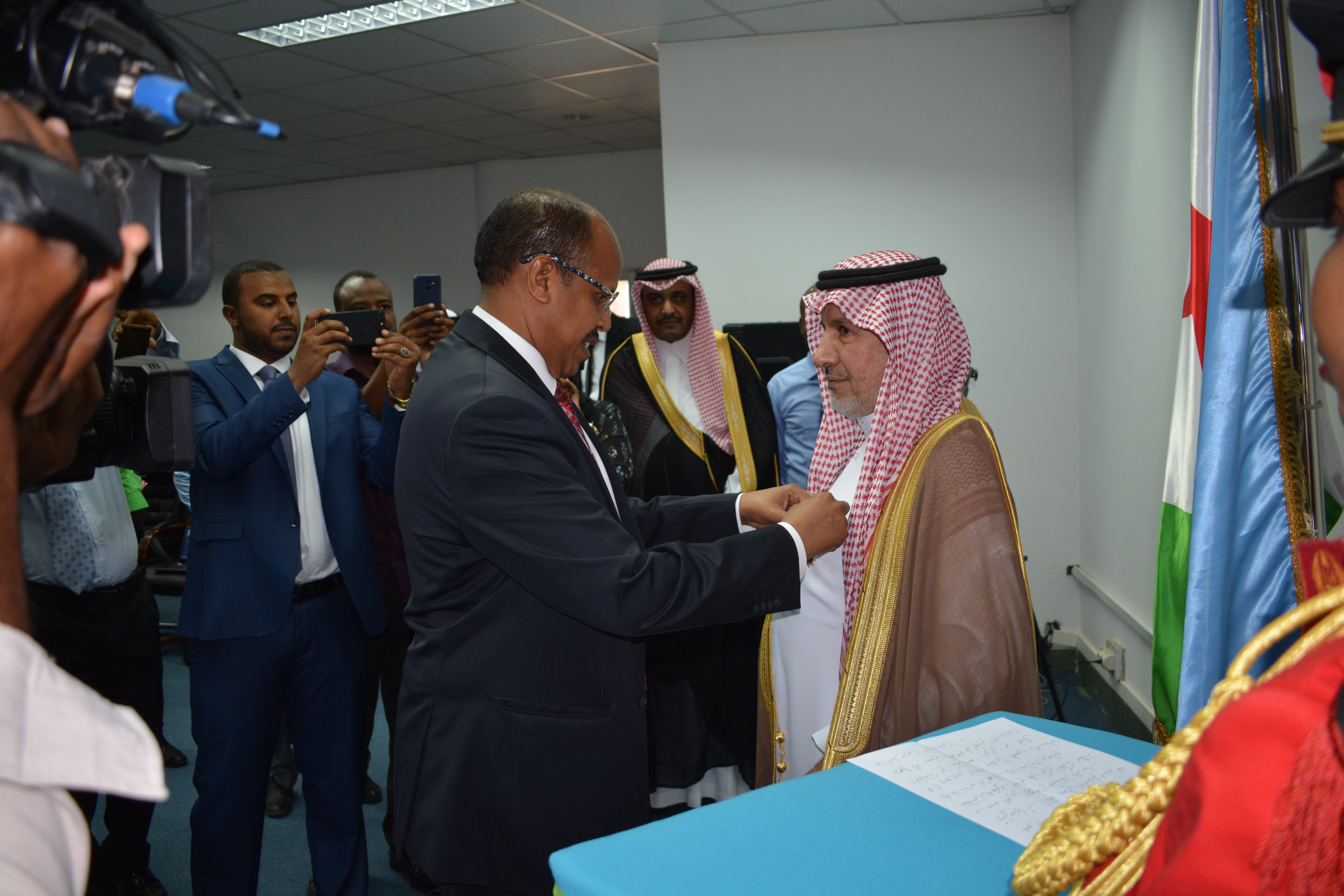 le chef de la diplomatie décore mr abdullah bin abdul aziz al-rabiaa conseille a la cour royale