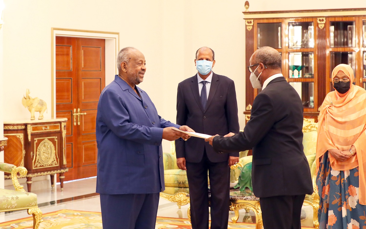 Le Président de la République reçoit les Lettres de créances de 5 nouveaux ambassadeurs