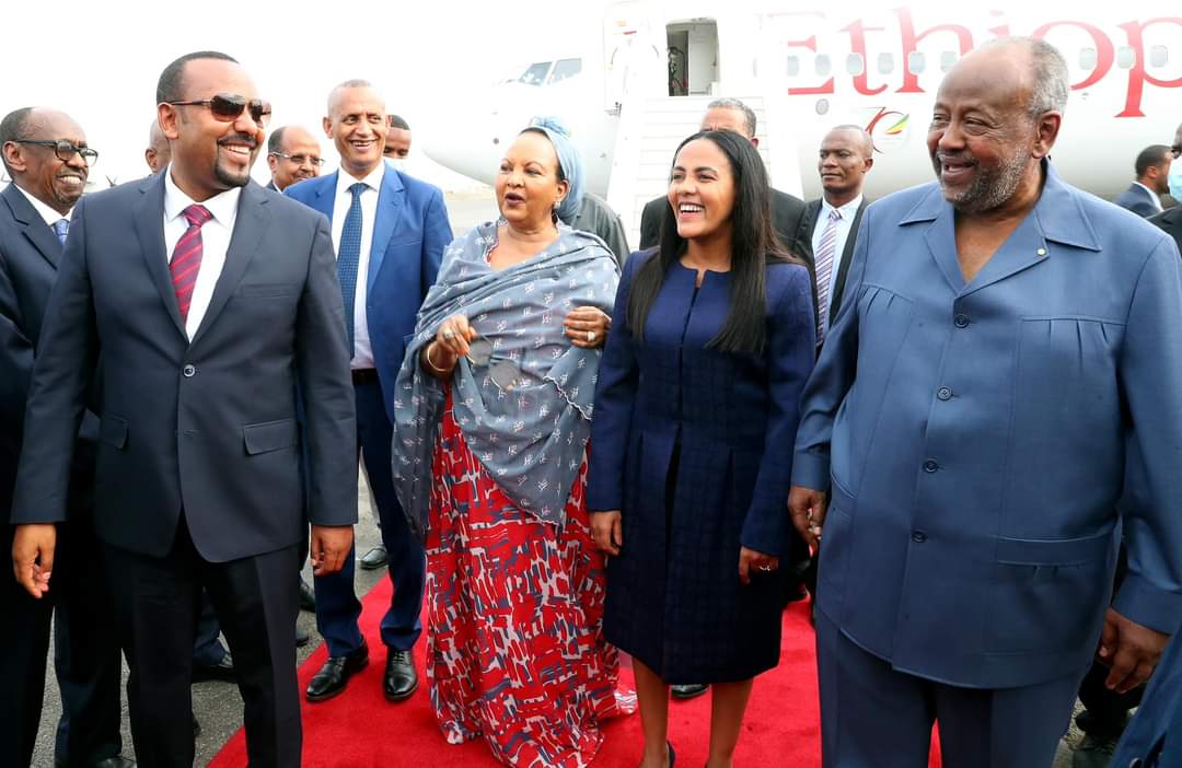 Le Président et Mme Guelleh accueillent le Premier Ministre Abiy Ahmed et son épouse à l’Aéroport International d’Ambouli