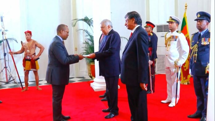 L’ambassadeur Isse Abdillahi Assoweh remet ses lettres de créance au Président du Sri-Lanka, Ranil Wickremesinghe